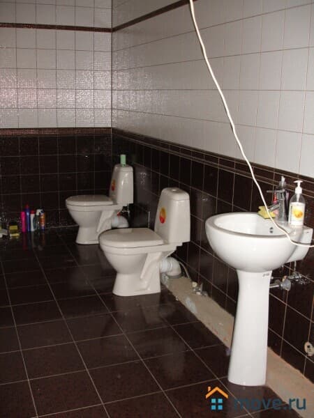 отдельное здание, 2215 м²