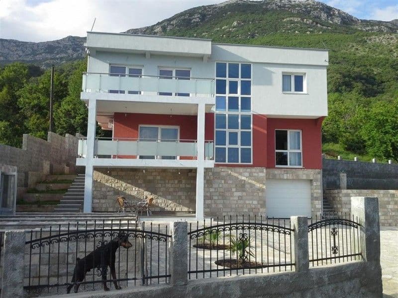 дом, 250 м², 5 соток