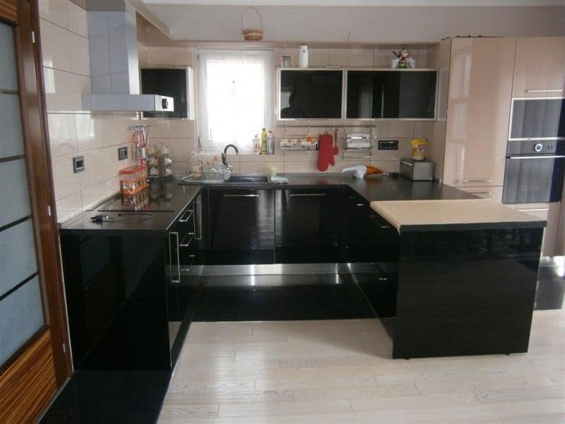 дом, 250 м², 5 соток