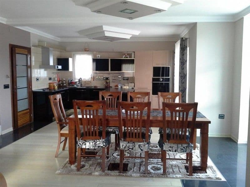 дом, 250 м², 5 соток
