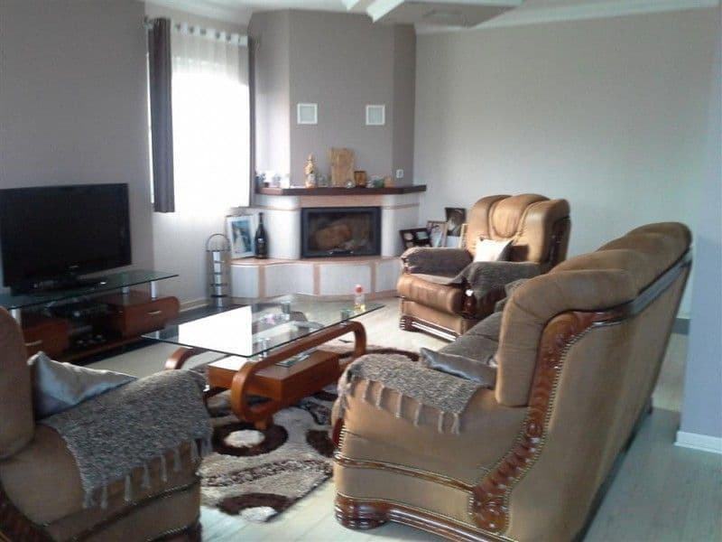 дом, 250 м², 5 соток
