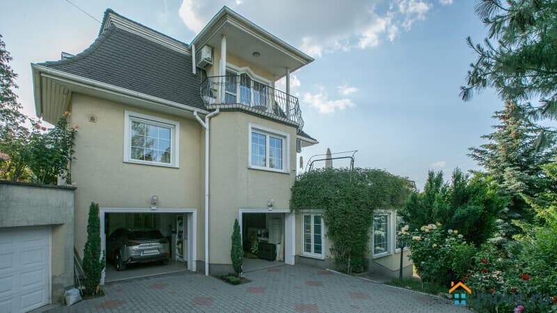 дом, 320 м², 8 соток