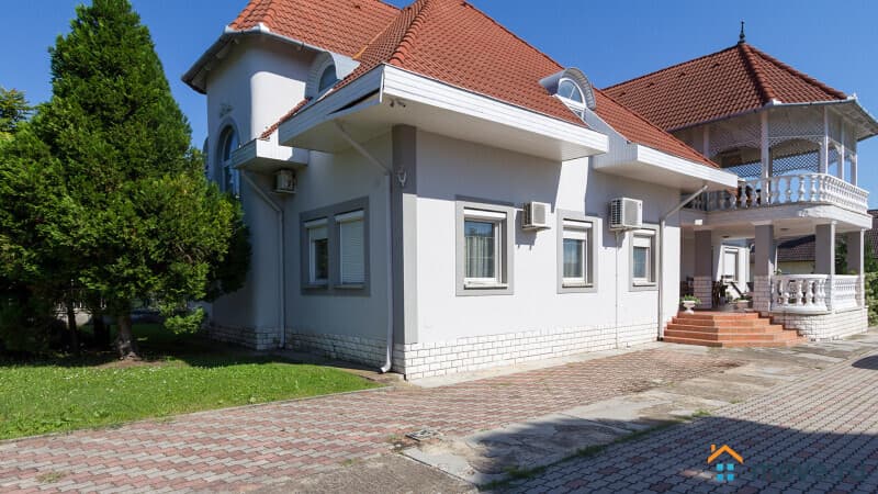 дом, 440 м², 15 соток