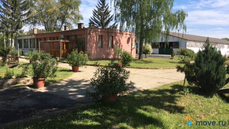 нежилое здание, 4500 м²