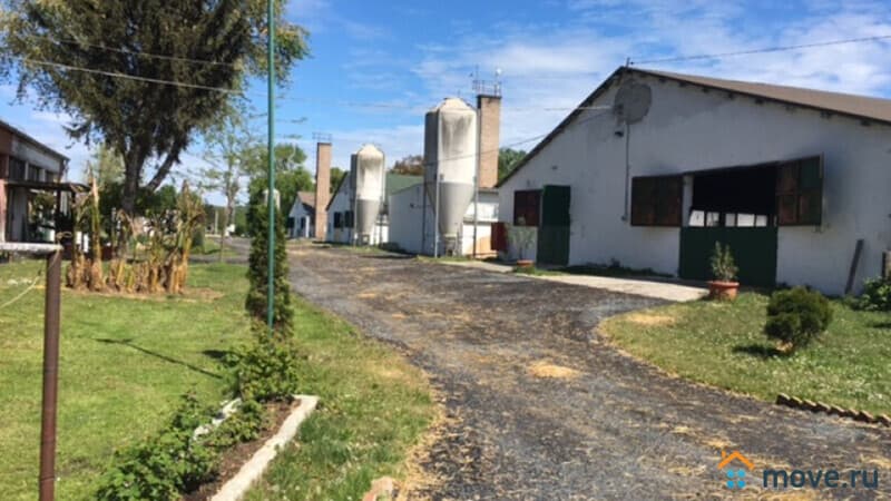 нежилое здание, 4500 м²