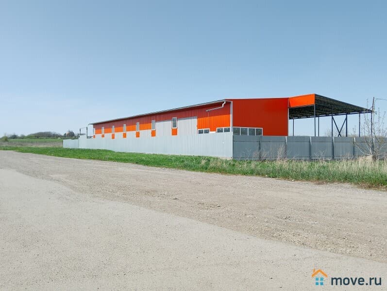нежилое здание, 2800 м²