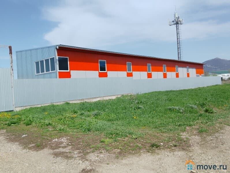 нежилое здание, 2800 м²