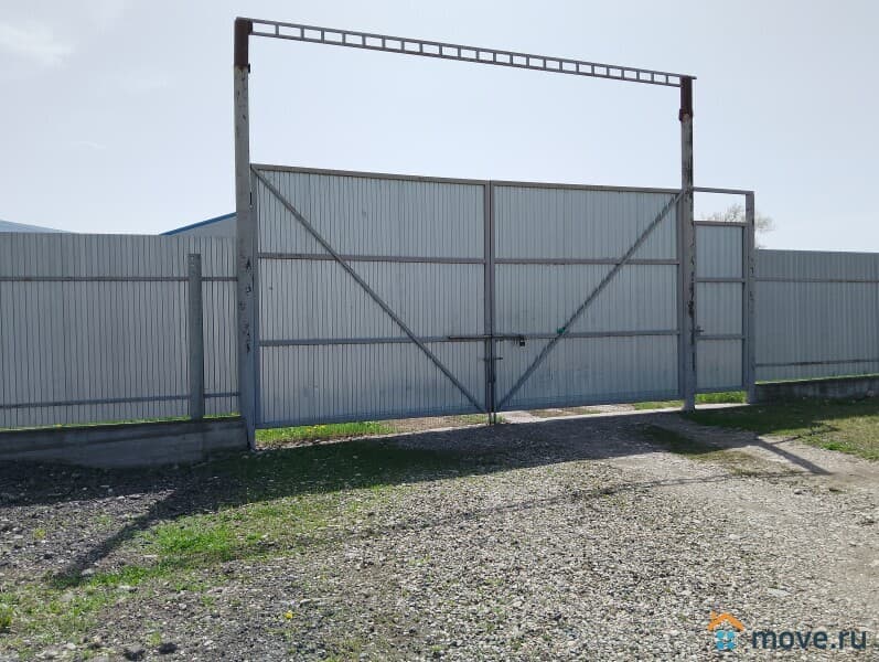 нежилое здание, 2800 м²
