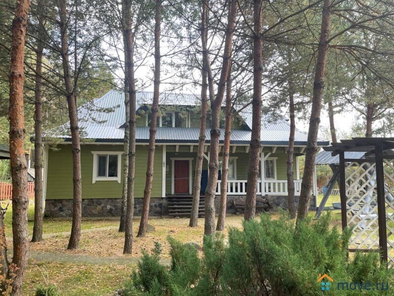 дом, 180 м², 15 соток