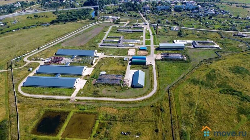 нежилое здание, 8200 м²